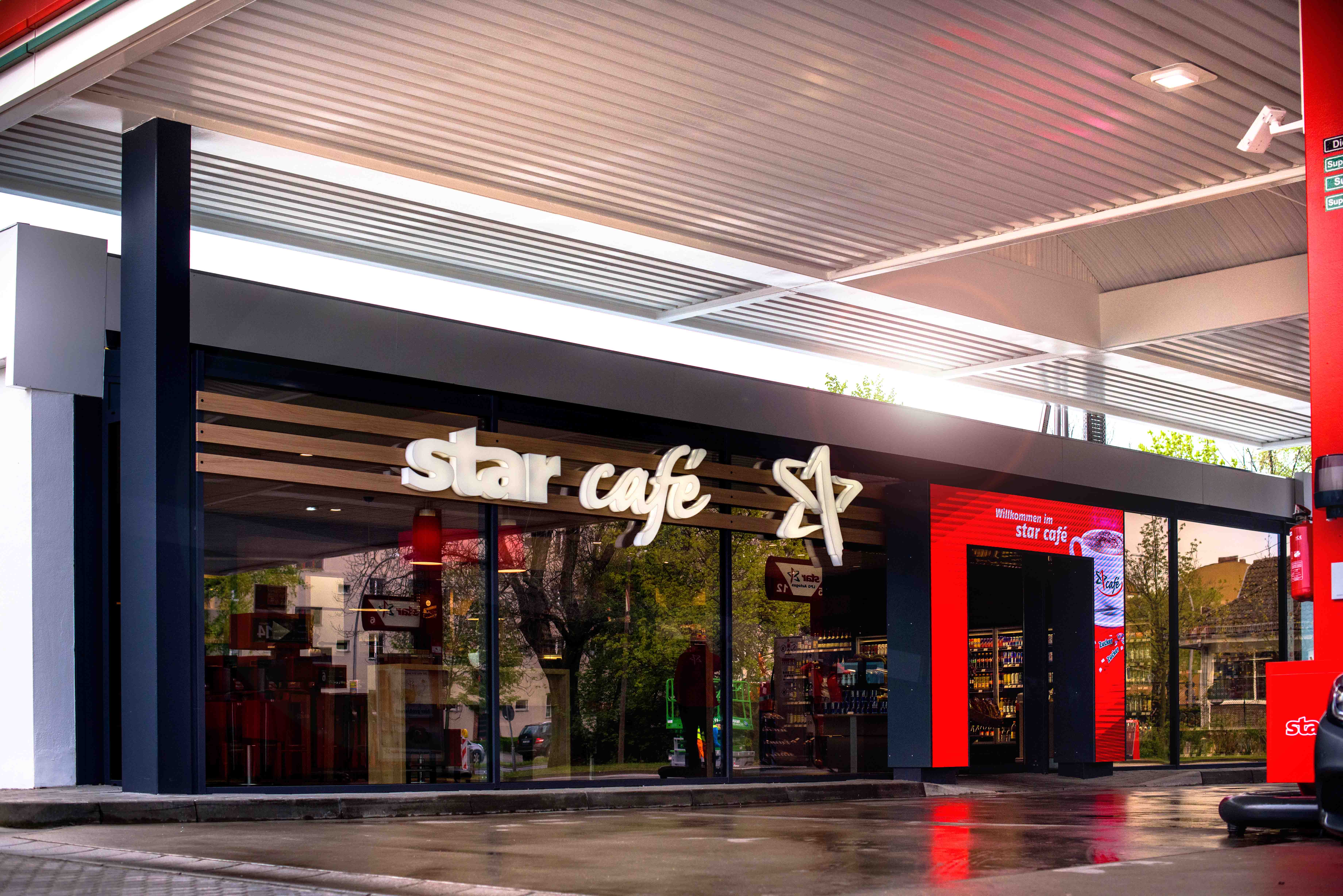 Eroeffnung_star_Prenzlauer_Promenade_Glasfassade_Seite_ORLEN_Deutschland.jpg
