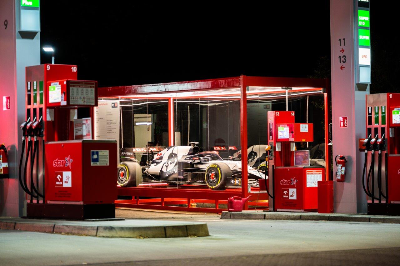 Formel 1-Wagen an der star Tankstelle in Elmshorn_2_web - EN.jpg